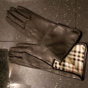 Burberry hand gloves. MINT condition.